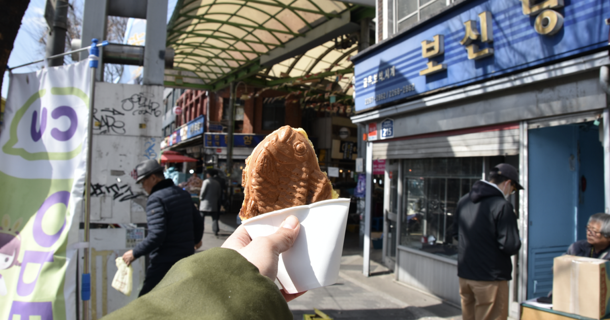 韓国の広蔵市場にてたい焼きを食べる